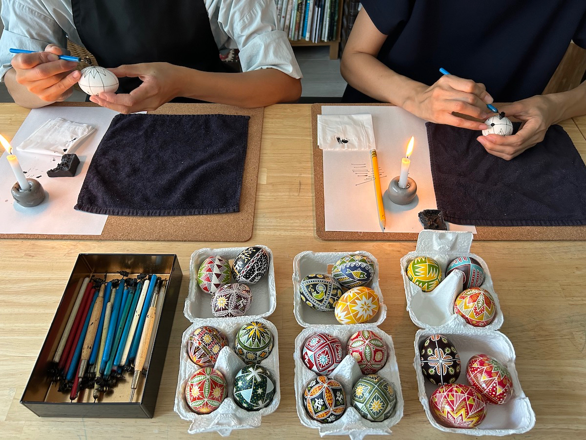 8名座れる大きな机を囲んで、おしゃべりしながら制作しています。