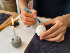 キストカを火であたためながら、蜜蝋で模様を描いていきます。