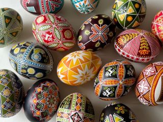 ウクライナのイースターエッグ「ピサンキ」には、星、太陽、花、動物、鳥、魚、樹、十字架、麦、など様様な模様が描かれます。