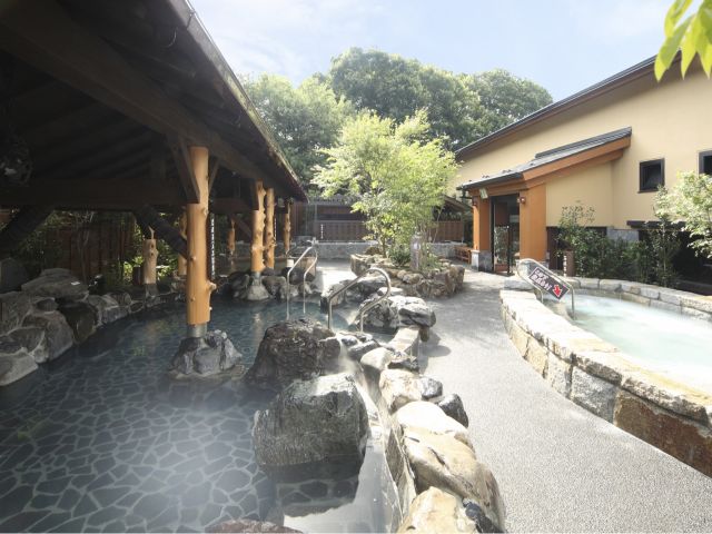 本格的な石造りの露天風呂には温泉成分を再現した人工温泉を導入しました。 温泉気分を満喫してください。