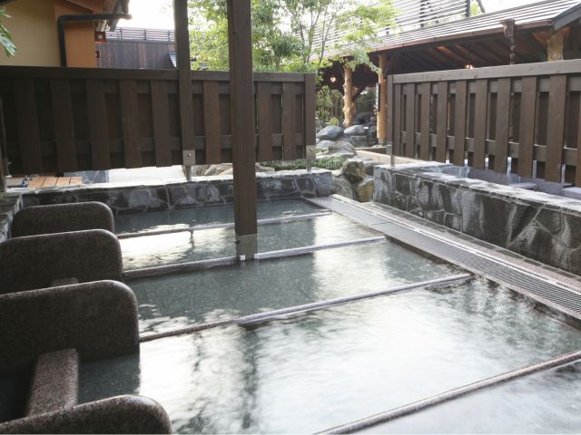 お風呂に疲れたら、お湯の敷き布団に寝ころんで休息をどうぞ。