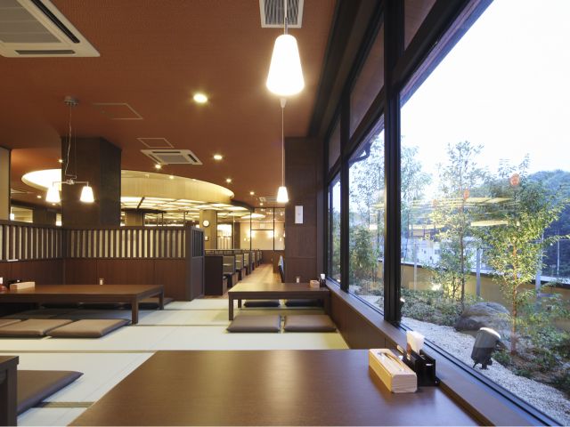 店内は全席禁煙となっております。 季節ごとに特徴のあるメニューをご用意いたしました。お一人でも気軽に入れるカウンター席から見える自然の眺めは最高です。