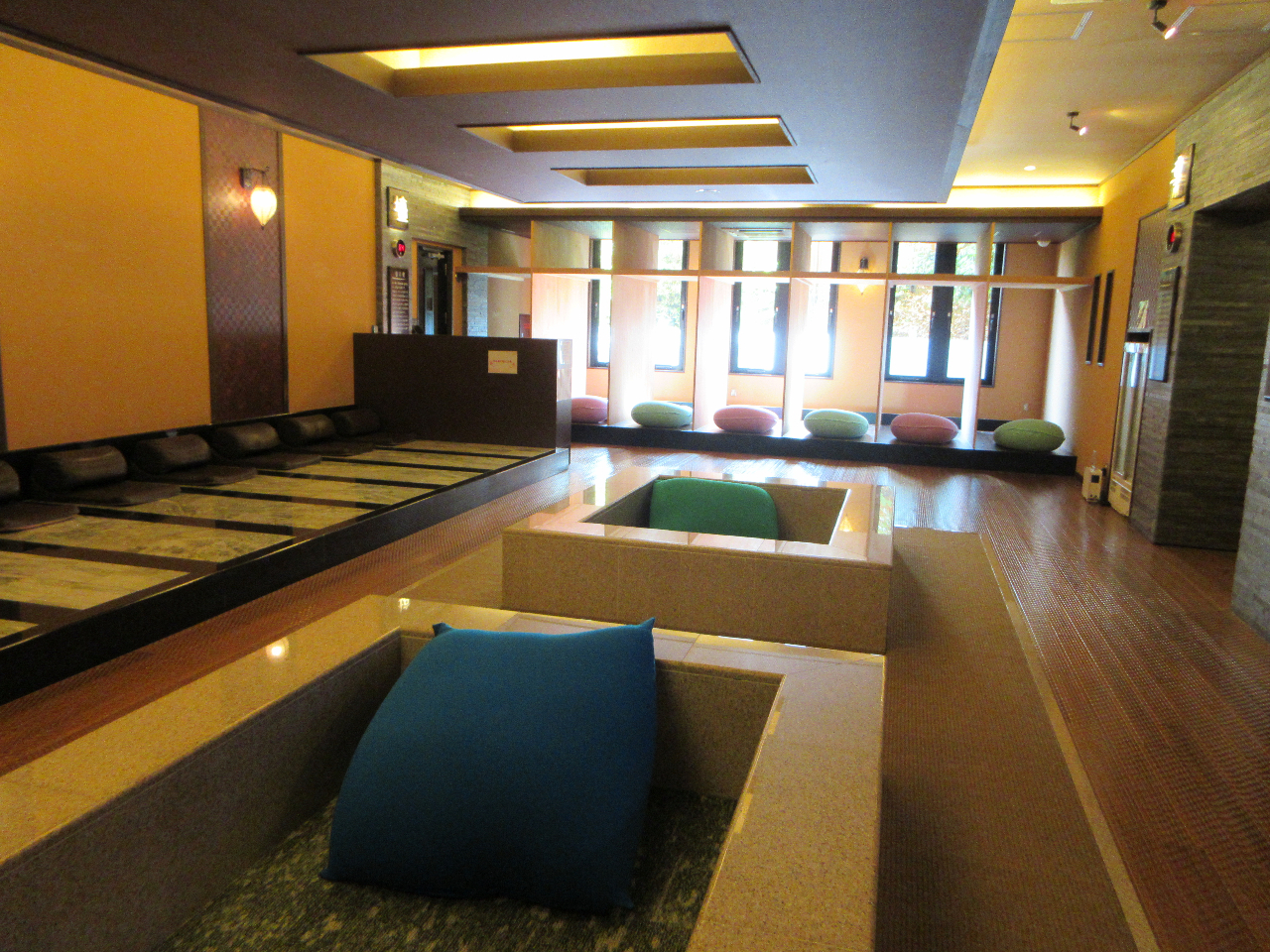 岩盤浴ご利用後の休息スペース。無料設置の炭酸水・水素水で水分補給を。