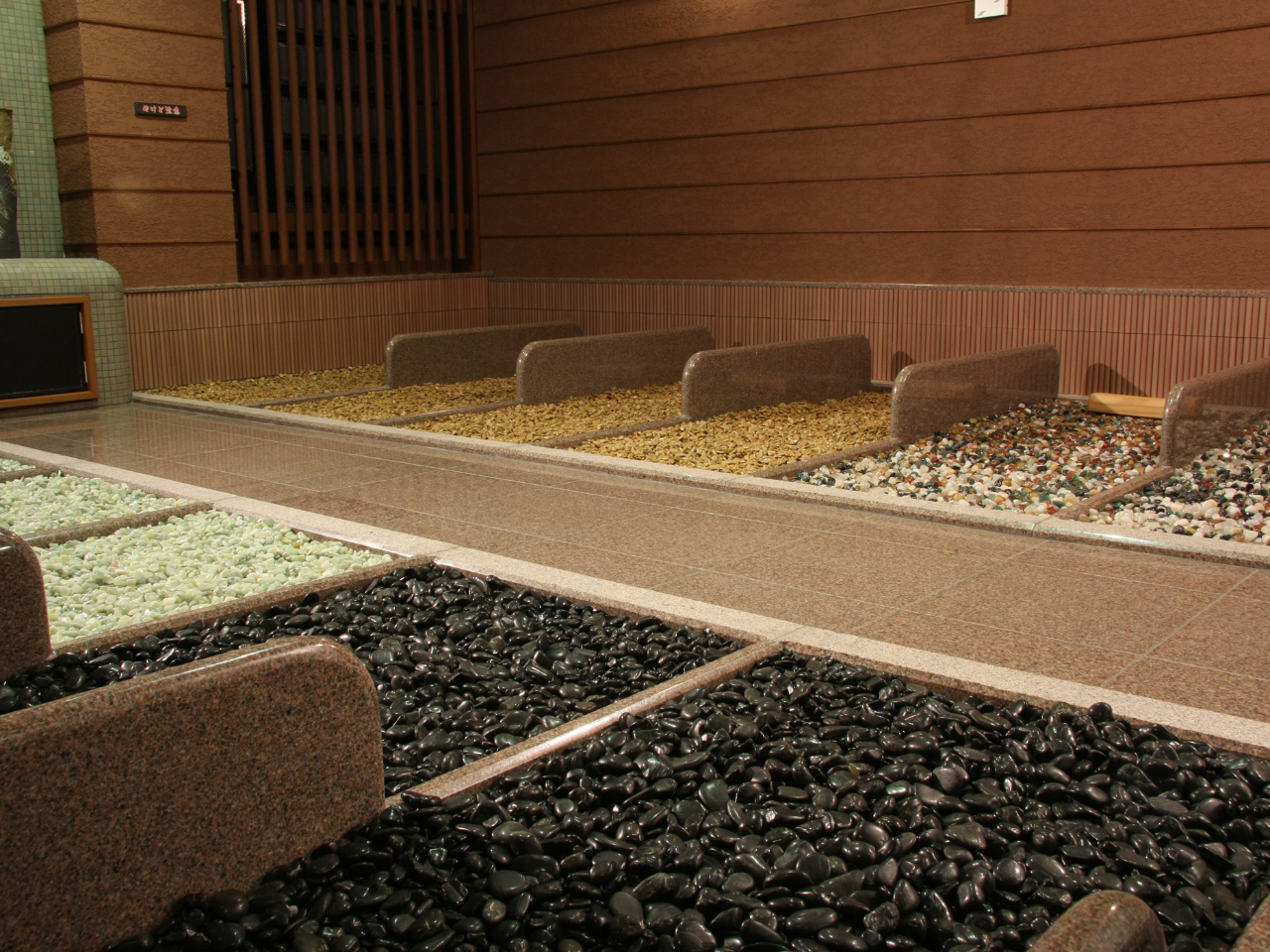 やや低温の室内に、生効石、トルマリン、木紋石、セラミックボール、全4種類がお楽しみいただけます。お好きなパワーストーンをお選びください。