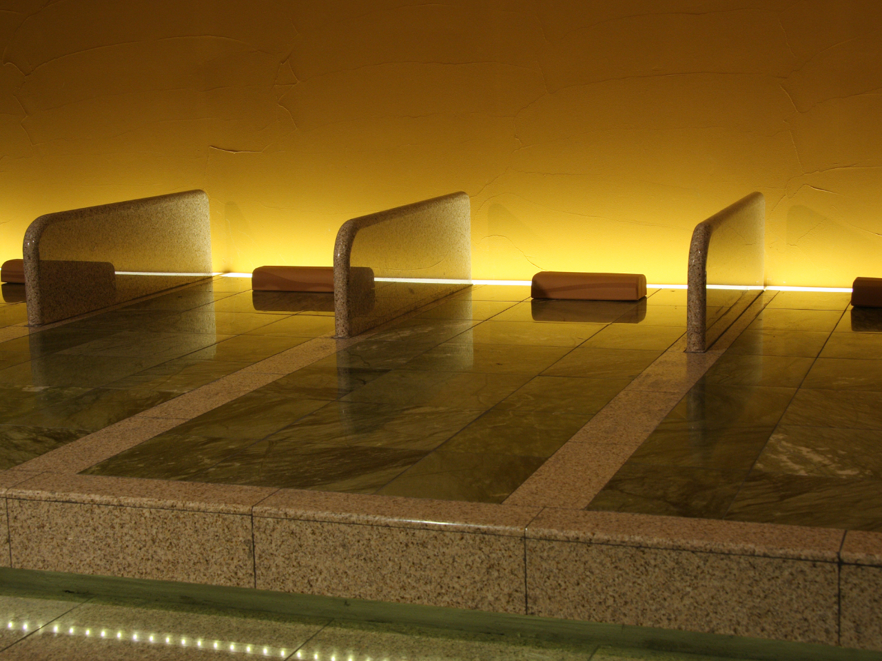 遠赤外線を放出し、疲労回復に効果があると言われている「薬宝玉石」を床一面に敷き、室内に吊るされている漢方薬との相乗効果で、新陳代謝の促進効果が高まります。