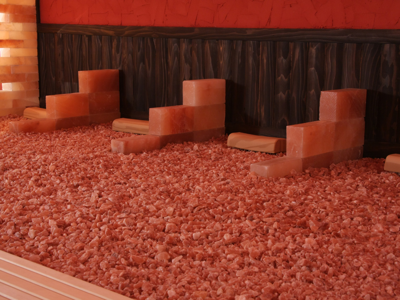 豊富なミネラルを含む岩塩を敷き詰めた高温の部屋です。岩塩からマイナスイオンと遠赤外線が放出され、血行促進や疲労回復などの効果が期待いただけます。