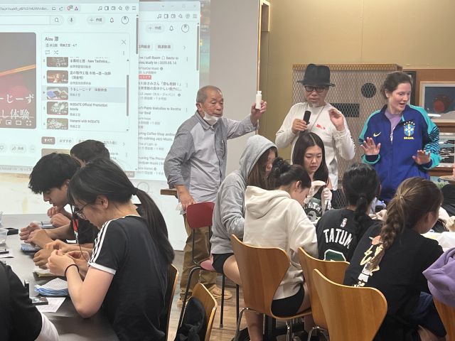 大人数様にもプロジェクターとマイクを使ってご説明出来ます