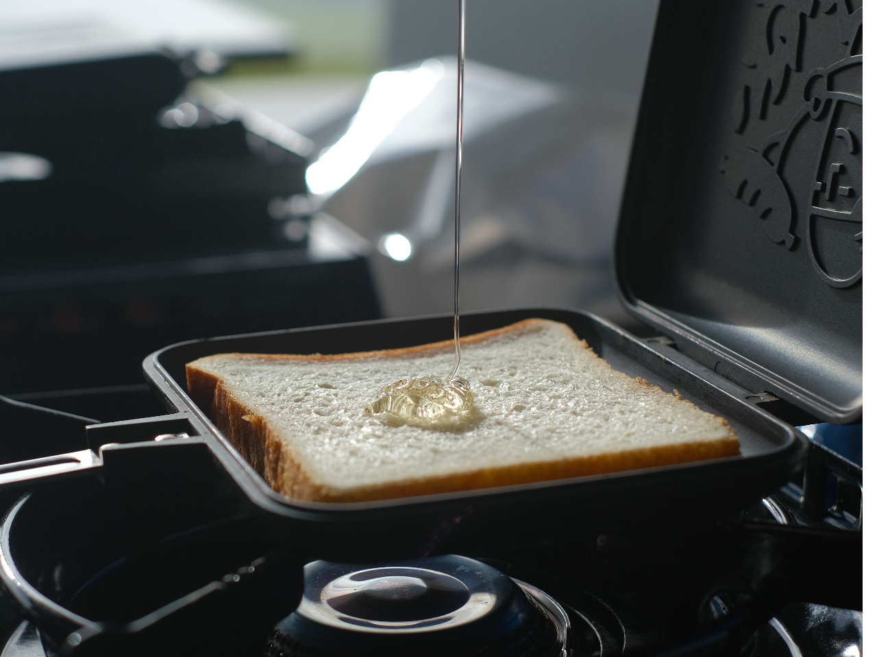 軽食として上士幌産のはちみつを使ったハニーチーズホットサンドを提供いたします。