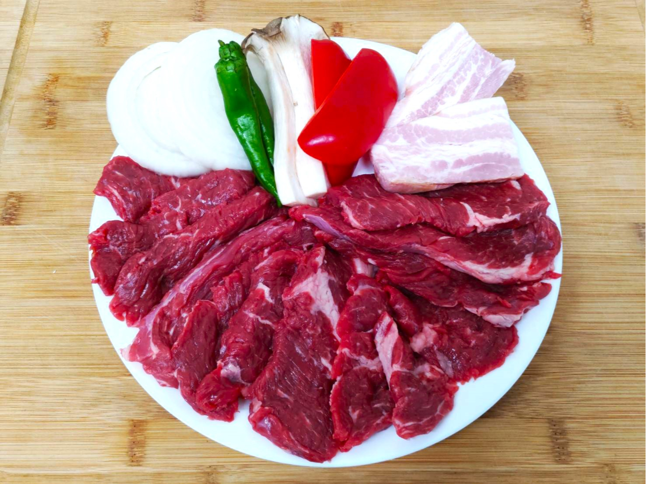 『焼肉セット』牛上カルビ200g＋燻製、焼き野菜、サラダ付きボリューム満点!必要...
