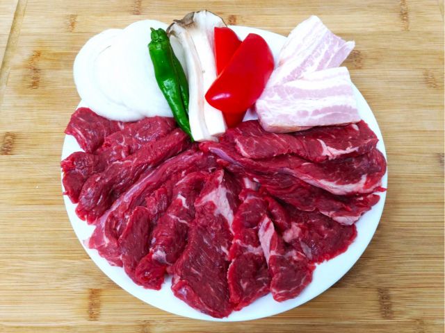 厚切り上カルビ(アメリカンビーフまたはオージービーフ)150gとベーコン、焼き野菜、サラダ付(写真は2人前)