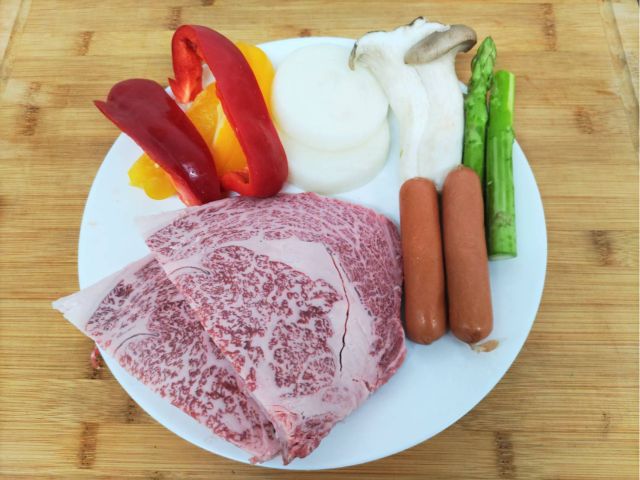厳選和牛ロースの焼肉セット(写真は2人前) お肉の種類(サーロイン、リブロース、高ロース)や形状は、当日の仕入れ状況によって異なります。