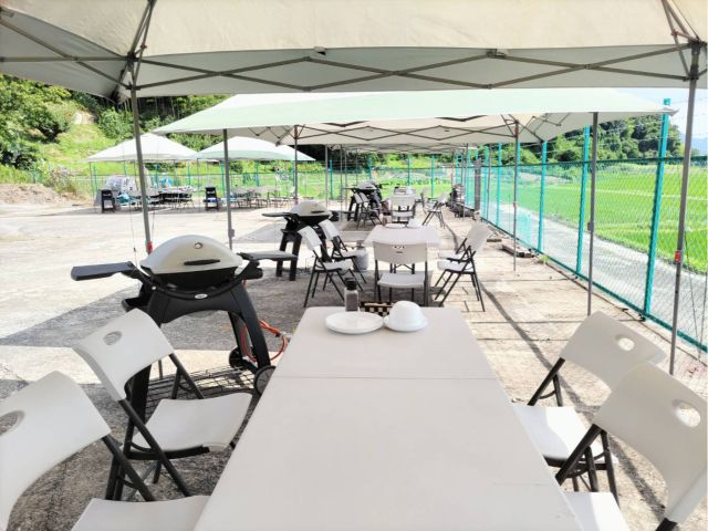 お客様ごとにテント、テーブルを2時間貸切に。ゆっくりバーベキューをお楽しみください。