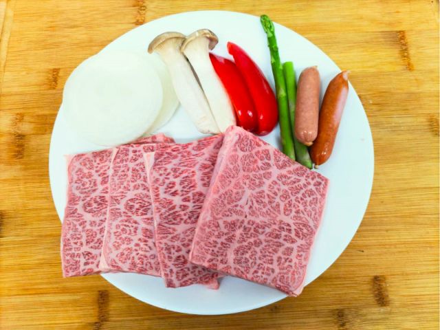 厳選和牛ロースの焼肉セット(写真は2人前)A5ランク黒毛和牛の肩ロース お肉の種類(サーロイン、リブロース、肩ロース)や形状は、当日の仕入れ状況によ異なります。
