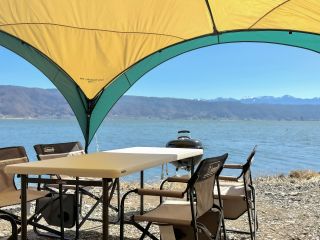 諏訪湖畔、水辺すぐ近くのBBQサイトです。諏訪湖越しの八ヶ岳を眺めながらの絶景BBQ!