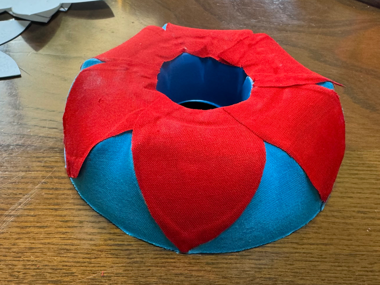 青い部分は沖縄の空と海を表しています。赤い部分は沖縄の赤い花や太陽を表しています。