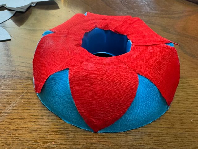 青い部分は沖縄の空と海を表しています。赤い部分は沖縄の赤い花や太陽を表しています。