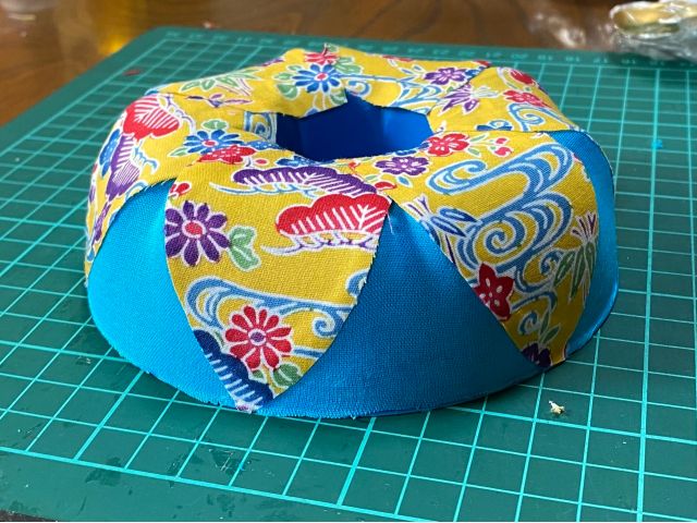 紅型の黄色い生地を貼り付けています。好きな生地を選んでオリジナルなミニ花笠を作りました。