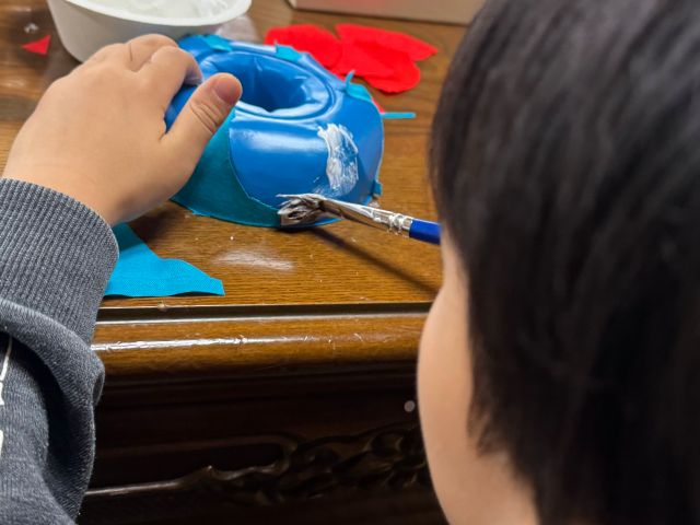 5歳の息子が楽しく塗り塗りしてます。