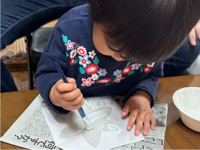 2歳7ヶ月の娘も集中して塗り塗り。親の協力があれば小さいお子様でも体験可能です。