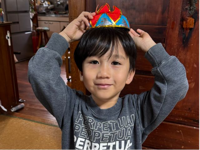 5歳の息子の花笠が完成しました。出来上がって『花笠っ!』と被っていました。