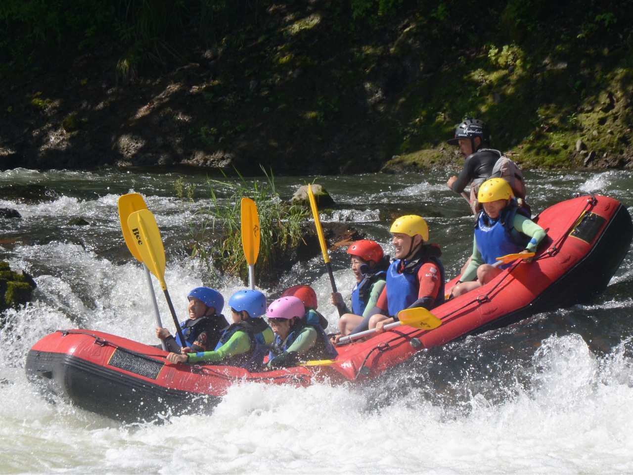 【初心者大歓迎のラフティング!】国内トップクラスの美しさを誇るニセコの尻別川で大...