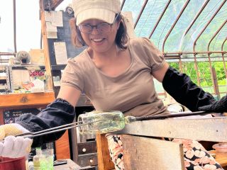 コップ作りの様子。職人気分で柔らかいガラスとセッションしてみよう!