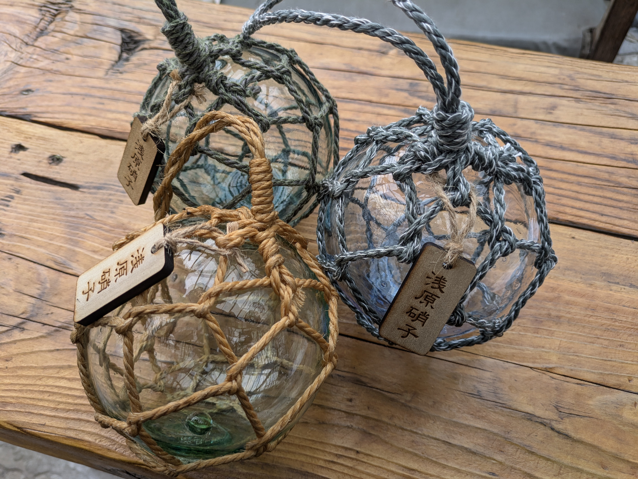 その昔、漁業で使われていた浮き玉。今はインテリアとして人気が高いです。体験では直径12pの浮き玉を制作出来ます。好みの色でマイ浮き玉をどうぞ!