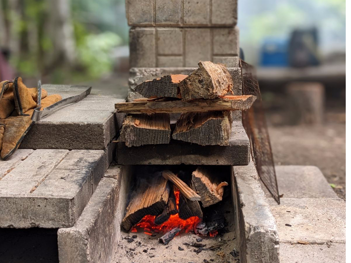ロケットストーブも手作り!薪をくべてお湯を沸かします
