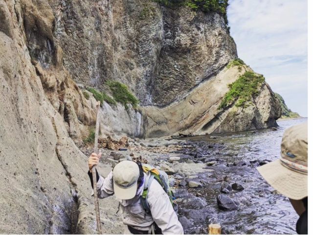 海岸では迫力ある岩石も見られて、石好きにもたまらない