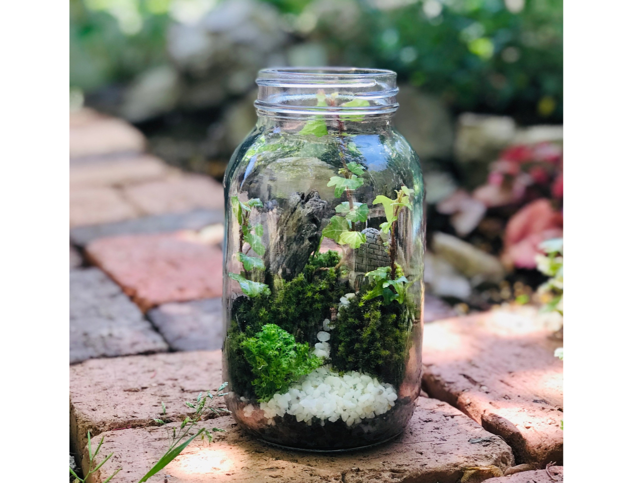 坂道階段を登ったら、可愛いお家。