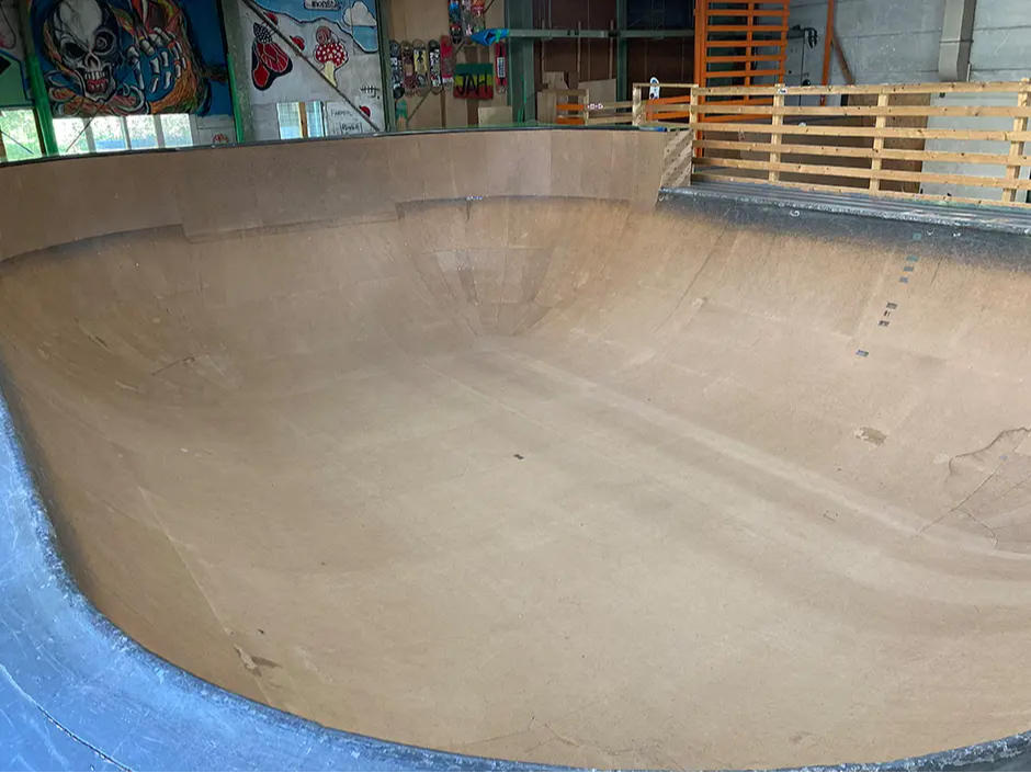 目玉ともいえる大型のフルボウルです。 コーピングがあえてコンクリートになっていて、ストリートカーブのような感覚で滑れるのが魅力です。