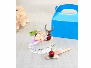 ケーキの上に伊達政宗風の鳴子こけし。ご旅行の思い出の一つとして・・。お花が始めてでも自慢したくなるアレンジが出来ます。