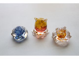 ガラスを引っ張ったり、つまんだりして塊を作ります。(めんだこは安全のため目はつけられません)