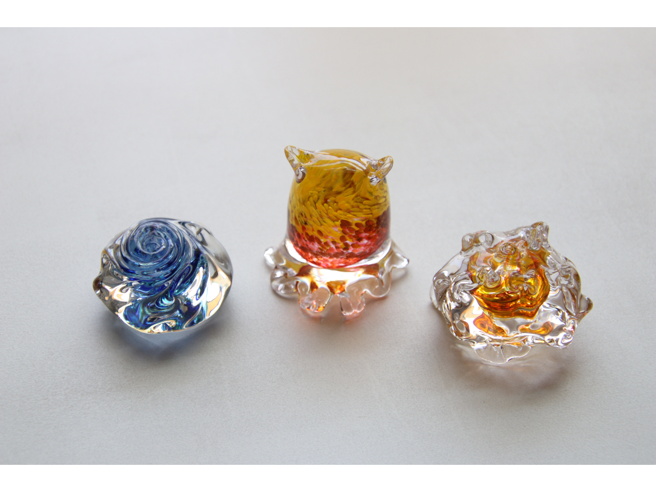 ガラスを引っ張ったり、つまんだりして塊を作ります。(めんだこは安全のため目はつけられません)