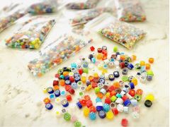 金太郎飴のように模様が入っているイタリアのミルフィオリ。ガラスの粒を ガラス板にお好みのデザインで配置してオリジナルのアクセサリーをお作り頂けます。