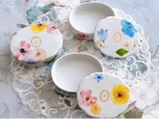 「ポーセラーツ」 実際にお客様が作られた作品です。 旅の思い出に大切なお仲間とお揃いの作品はいかがでしょうか。 沢山の素敵な絵柄をご用意しています。