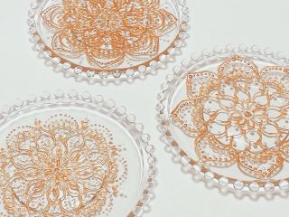 今、話題のアート!専用の金色のペンで描く「モロッカンプレート」繊細な模様がぷっくりキラキラに仕上がります。集中できる時間が心地良い心ときめく癒しのアート。