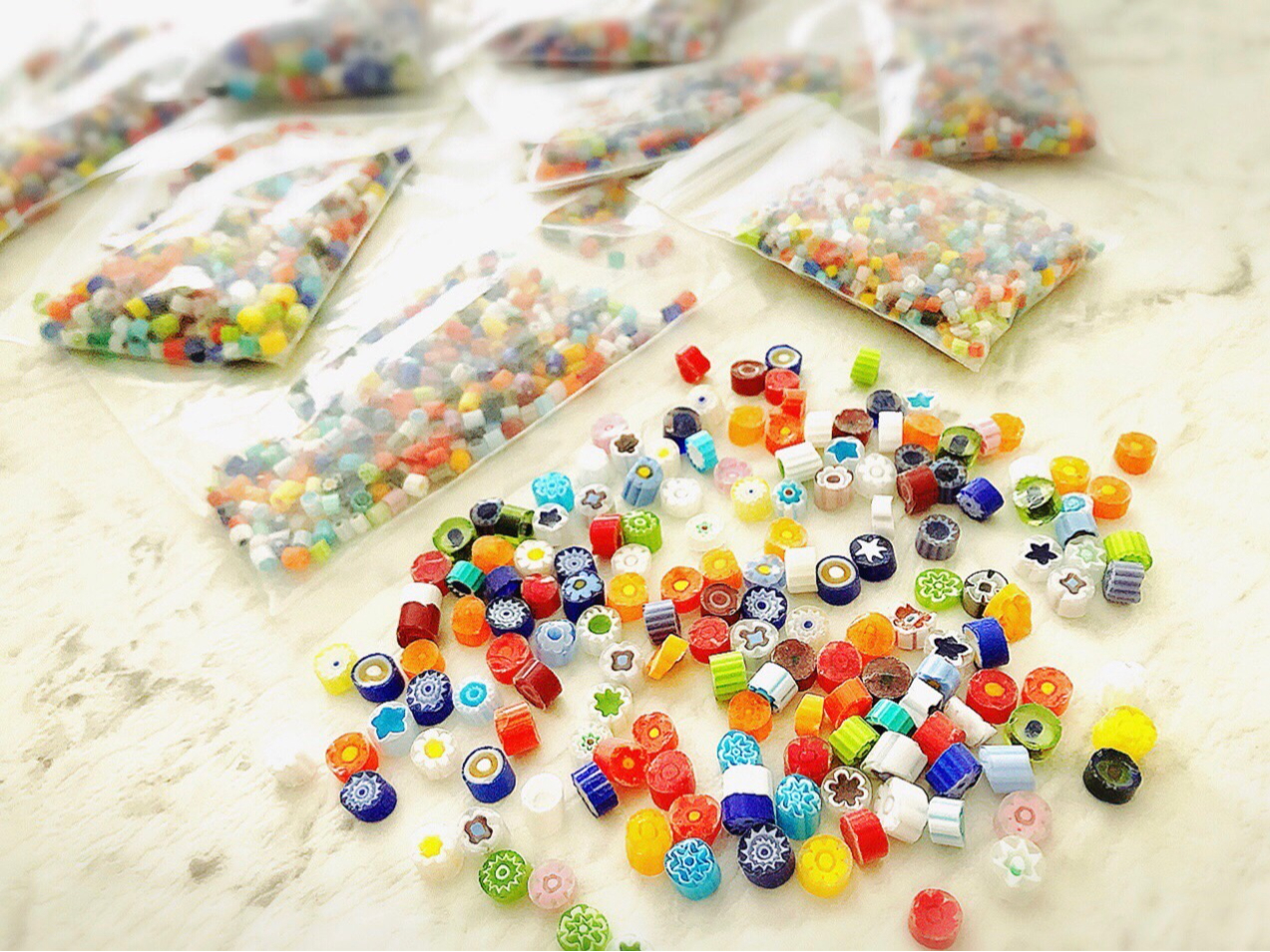 �����Y���̂悤�ɖ͗l�������Ă���C�^���A�̃~���t�B�I���B�K���X�̗��� �K���X�ɂ��D�݂̃f�U�C���Ŕz�u���ăI���W�i���̃A�N�Z�T���[������蒸���܂��B