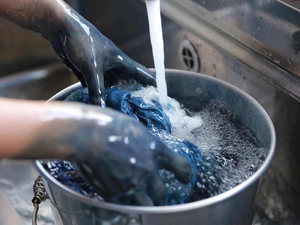 藍で染めたものを洗っていきます♪