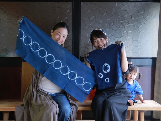 輪ゴムで縛ったり、糸で縫ったりすることで簡単に模様が付けられます!