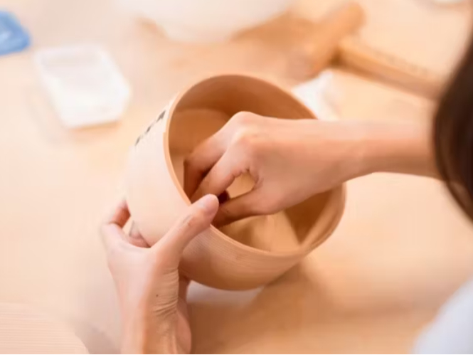 ・製作体験を楽しみながら、秋田杉のことや曲げわっぱの取り扱いなども学べる内容となっています。