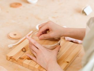 ・「体験キット(パン皿・七寸盆・丸弁当小・丸弁当中・丸弁当大)」から選んで頂き、曲げわっぱを製作できるプランです。
