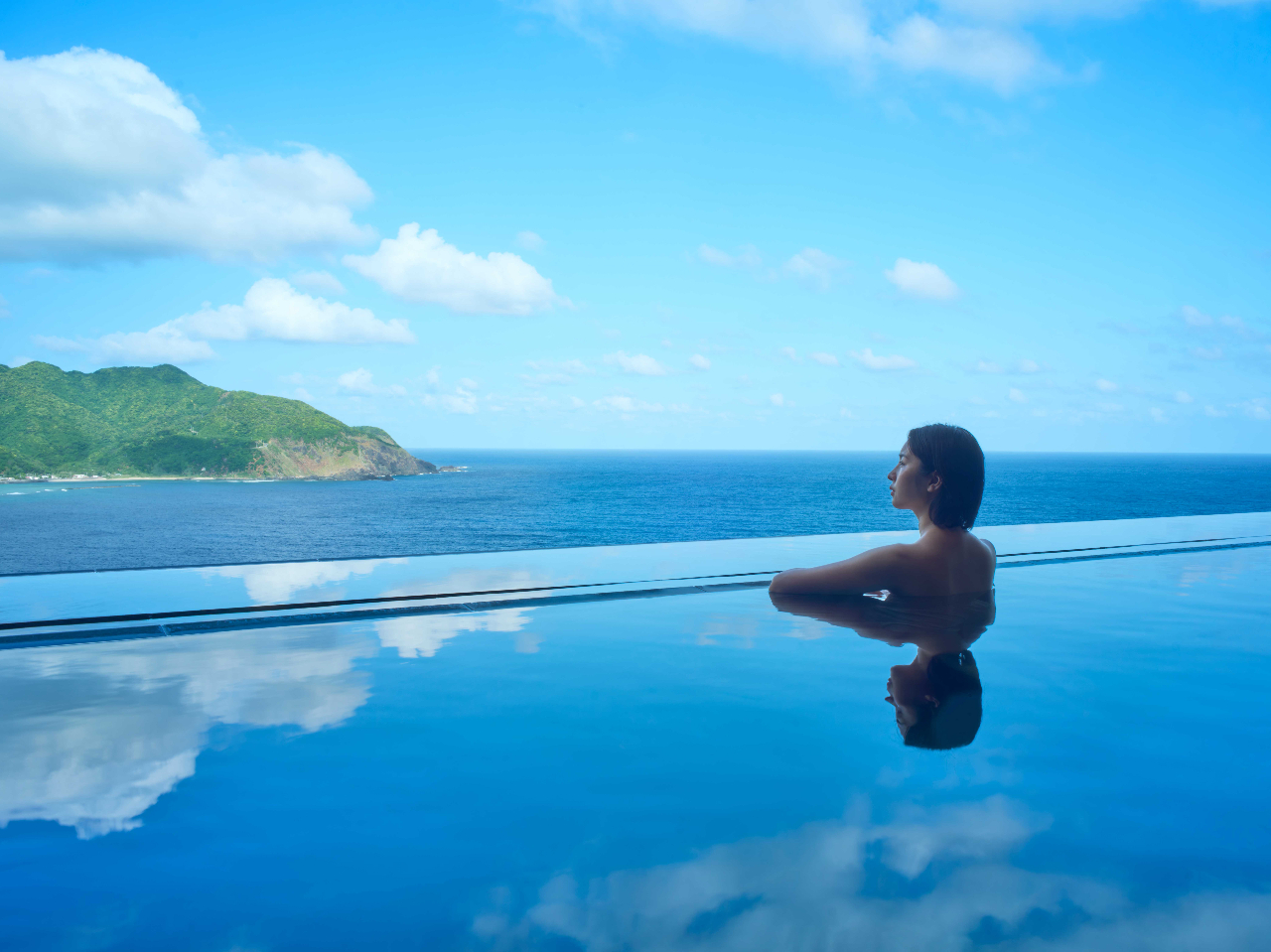 露天風呂では大きく切り開かれた屋根と、水平線にこぼれる水面が、ありのままの自然の魅力を最大限に引き立て、まるで一枚の美しいキャンバスに。
