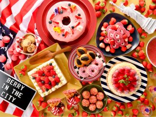 甘酸っぱいいちごの香りと、多彩なスイーツの味わいが広がる、心ときめくひととき