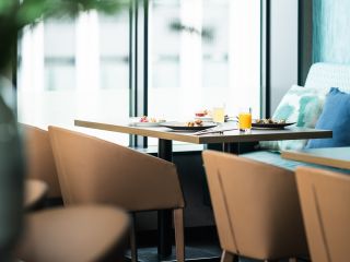 光が差し込む開放感のあるテーブル