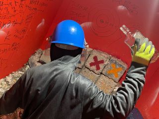 コンクリートブロックに向かって思い切り投げよう!砕け散る爽快感は他では味わえません