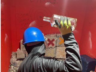 コンクリートブロックに向かって思い切り投げよう!砕け散る爽快感は他では味わえません