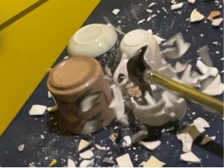 お皿を叩き潰したり、蹴飛ばしたり 破壊してコナッゴナにしちゃお〜!