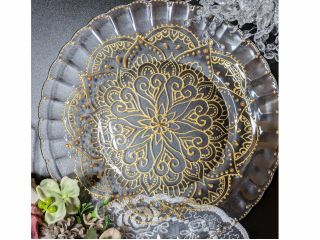 ガラスプレートへ。ゴールドペンで曼荼羅模様を描きます。下絵がございますのでご安心下さいませ。夢中になれる一品です。ご自宅のオーブンで焼いて仕上げて頂きます。