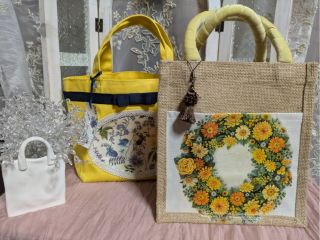 ペーパーナプキンを使って、ステキなバックを作りましょう。まずは白生地から、ステップアップでは、色付きバックにも挑戦できます。